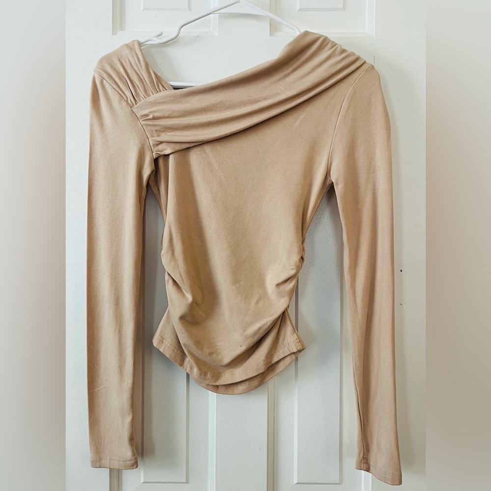 DARONG Women's Beige Off-Shoulder, Long-Sleeve, Ruched Crop Top. Size: Small. - Picture 4 of 11